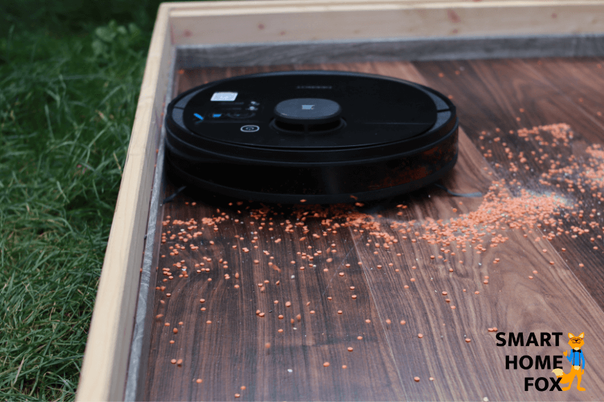 Deebot OZMO 950 очищает вдоль плинтусов.